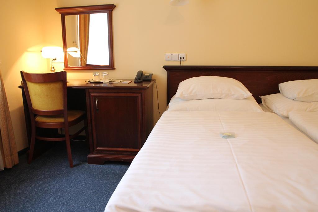 Parkhotel Richmond การ์โลวีวารี ภายนอก รูปภาพ