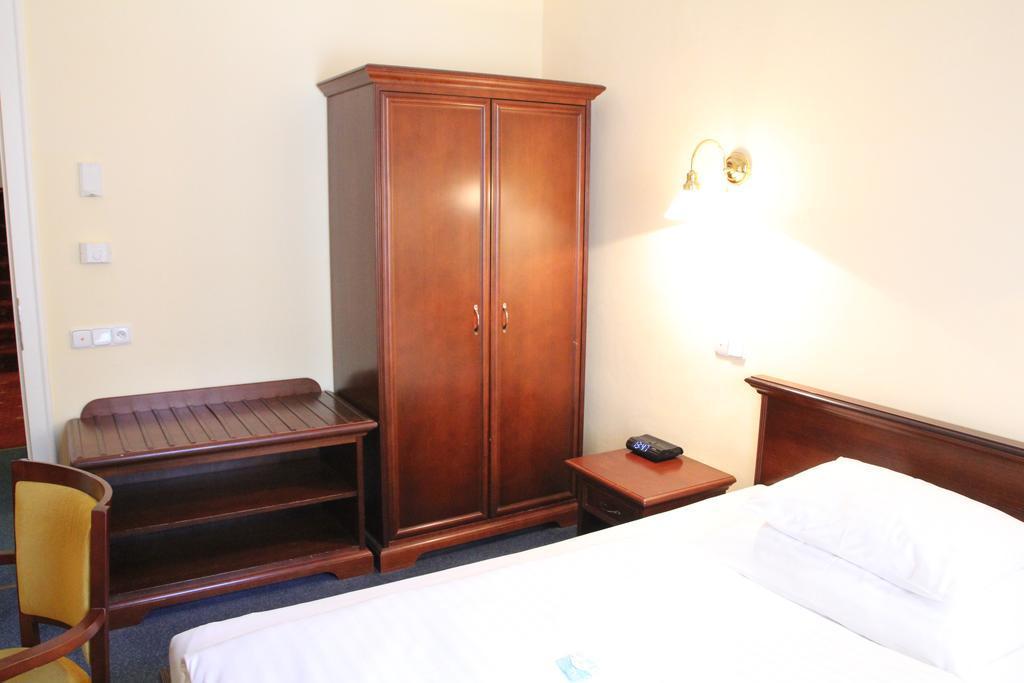 Parkhotel Richmond การ์โลวีวารี ภายนอก รูปภาพ