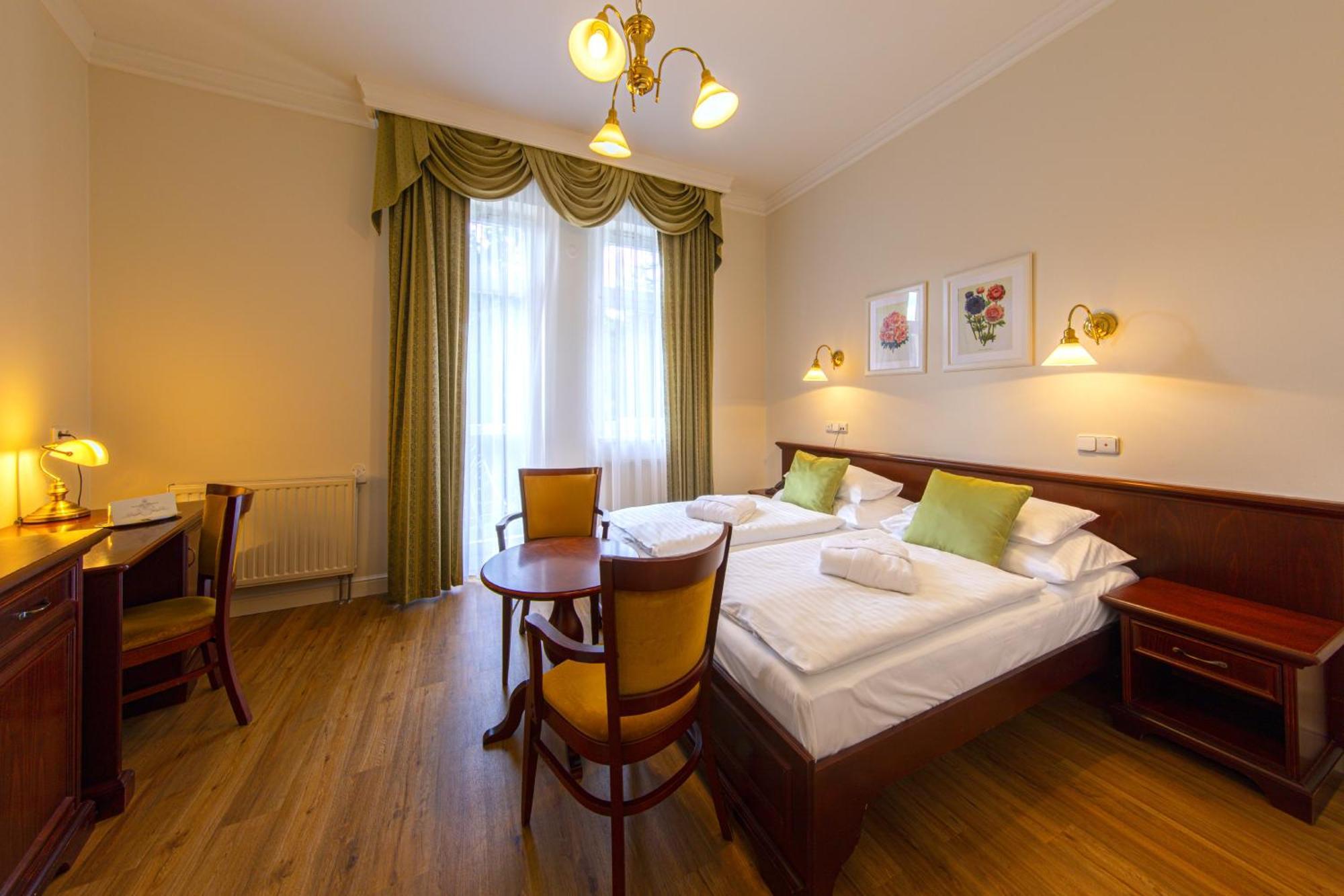 Parkhotel Richmond การ์โลวีวารี ภายนอก รูปภาพ