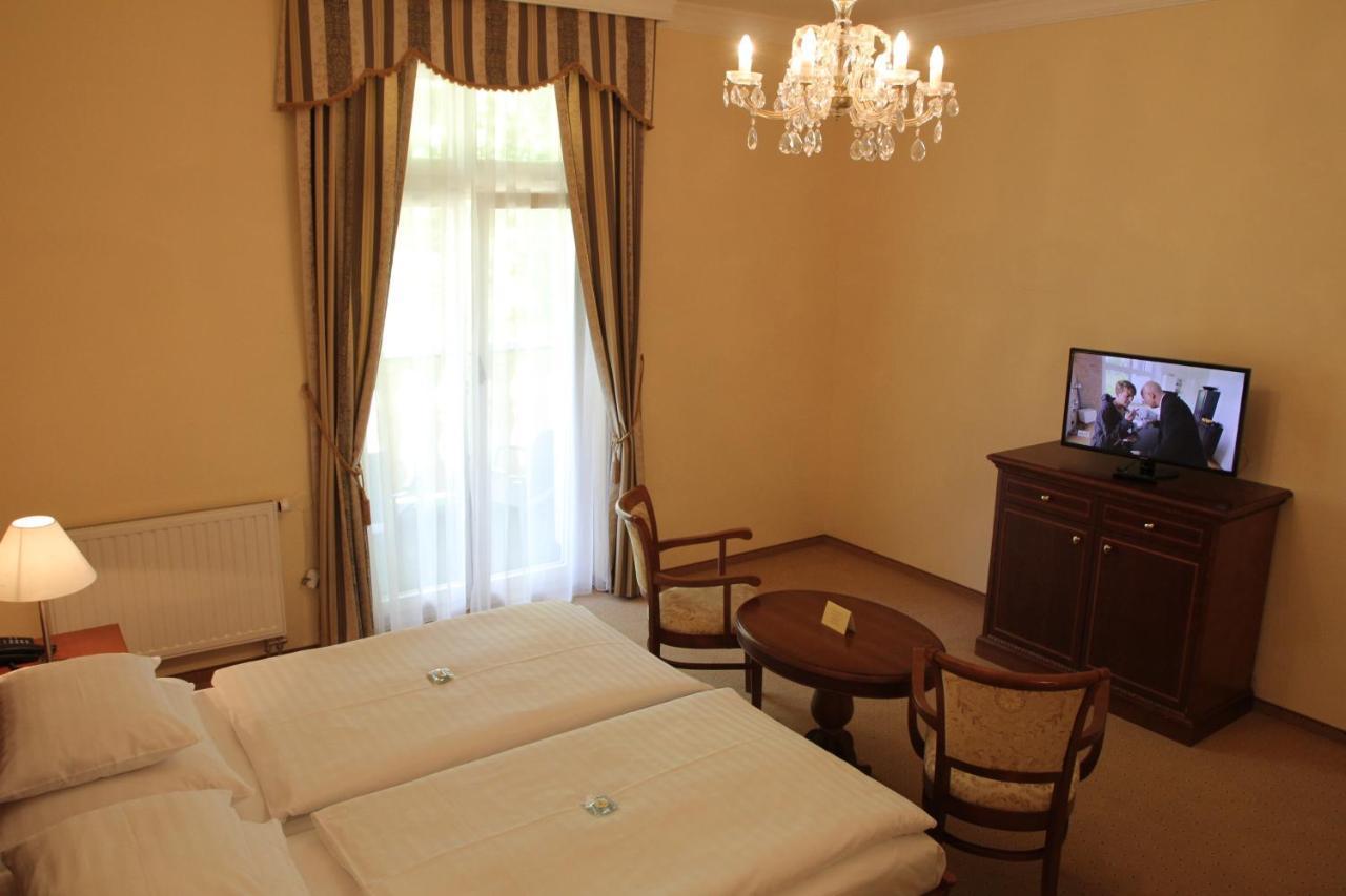Parkhotel Richmond การ์โลวีวารี ภายนอก รูปภาพ